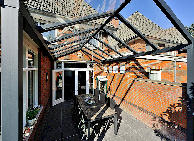 moderne-aluminium-overkapping-met-glas-buiten