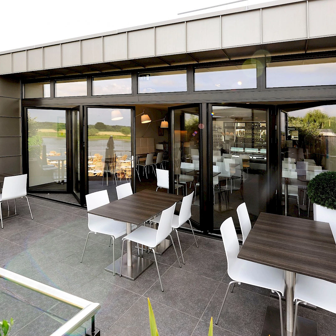 vouwwand bedrijf modern strak zwart met glas
