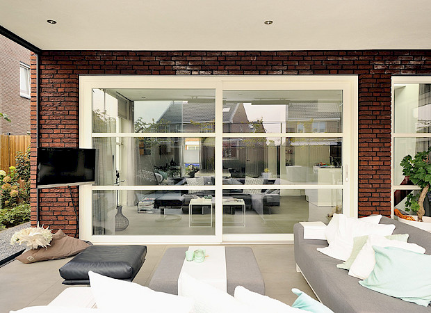 witte kunststof schuifdeur met glas