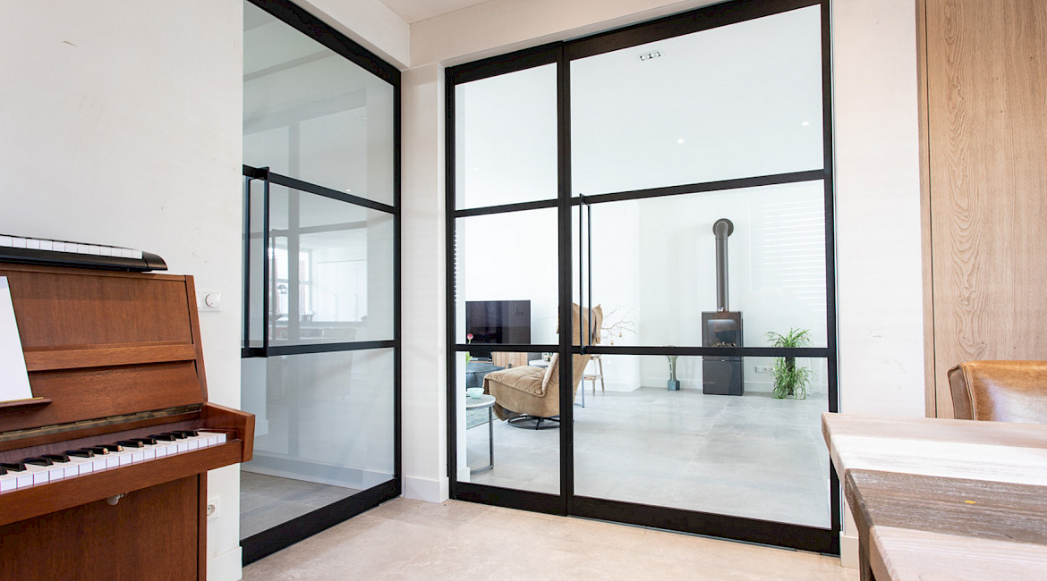 stalen deur met glas