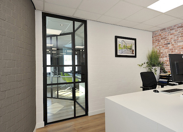 steel_look_kantoor_zwarte_stalen_deur