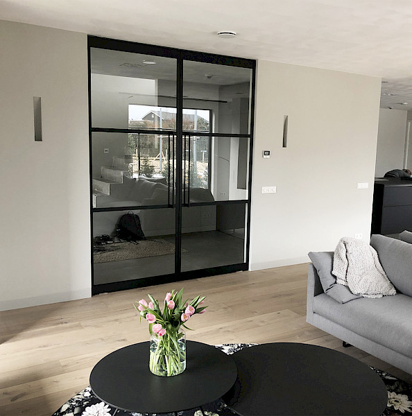 Zwarte stalen deuren