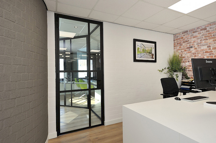 Zwarte stalen deuren