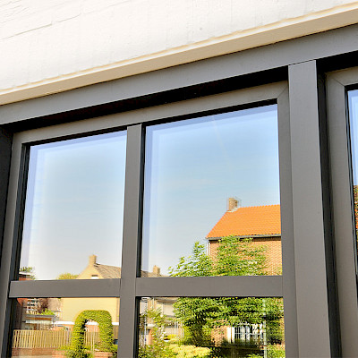 De isolatie van aluminium kozijnen