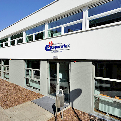 Kunststof kozijnen met windvaste screens voor Basisschool de Koperwiek