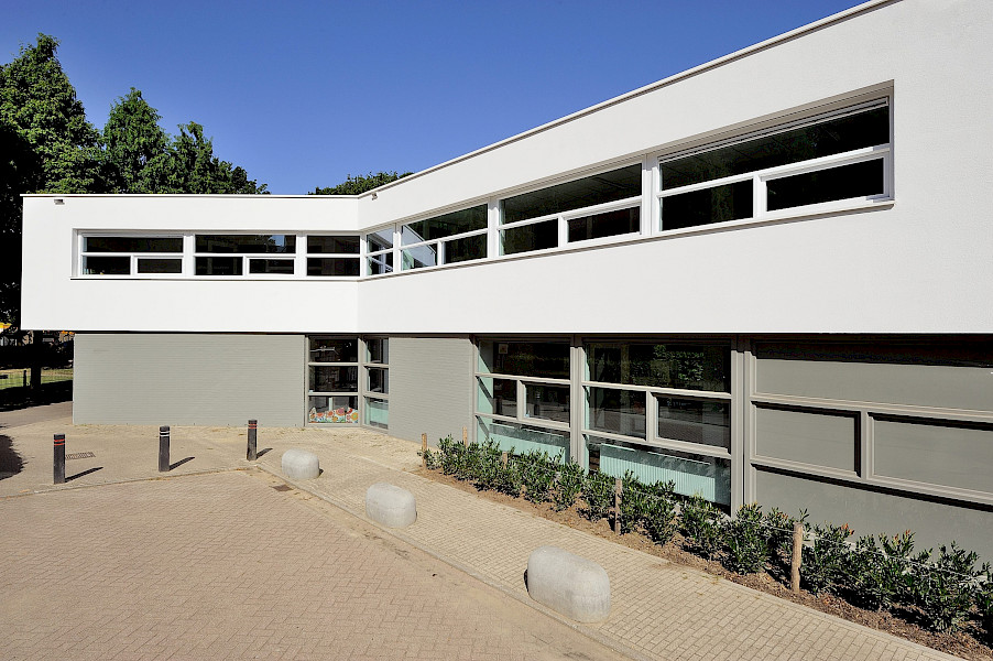 Kunststof kozijnen met windvaste screens voor Basisschool de Koperwiek