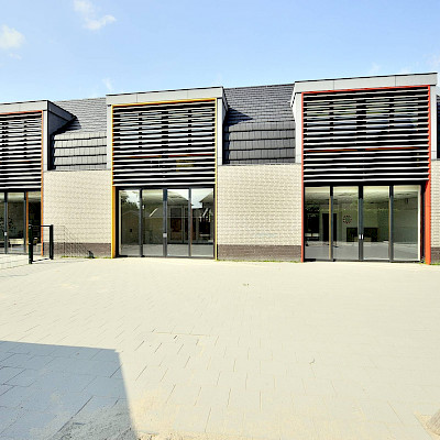 Aluminium kozijnen met zonwering voor nieuwbouw St. Josephschool te Beringe