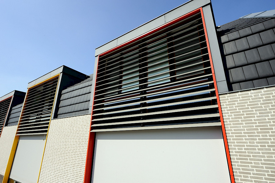 Aluminium kozijnen met zonwering voor nieuwbouw St. Josephschool te Beringe