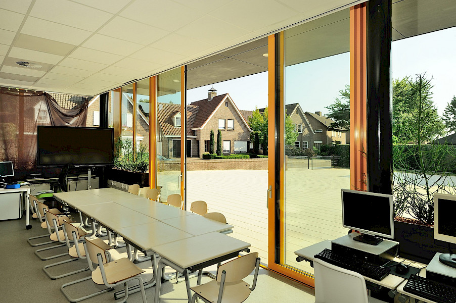 Aluminium kozijnen met zonwering voor nieuwbouw St. Josephschool te Beringe