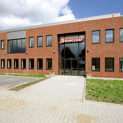 82 aluminium kozijnen met inbouw rolluiken voor nieuwbouw van Munckhof Machines