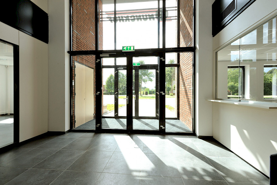 82 aluminium kozijnen met inbouw rolluiken voor nieuwbouw van Munckhof Machines