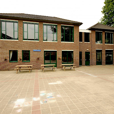 108 aluminium steellook kozijnen met windvaste screens voor Martinusschool in Venlo