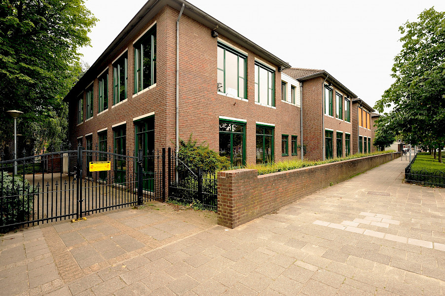 108 aluminium steellook kozijnen met windvaste screens voor Martinusschool in Venlo