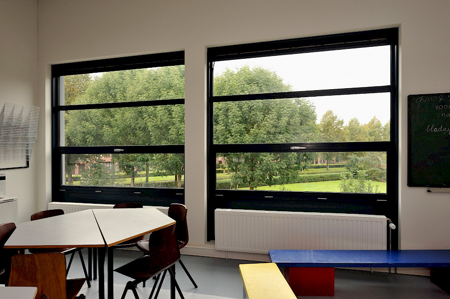 74 aluminium kozijnen en zonwering voor Kerobei Klingerbergschool in Blerick