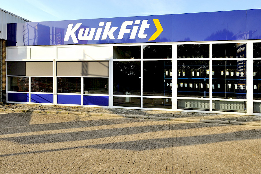 28 aluminium kozijnen voor renovatie van Kwik-Fit te Venlo