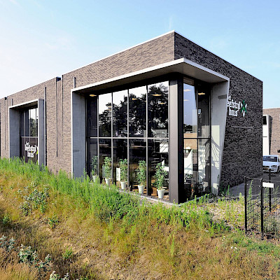 4 aluminium kozijnen en vliesgevels voor kantoren complex te Someren