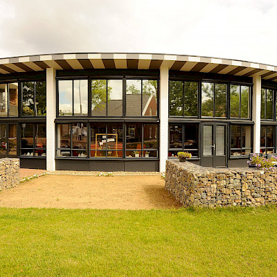 62 aluminium steellook kozijnen en windvaste screens voor dagopvang de engelbewaarder