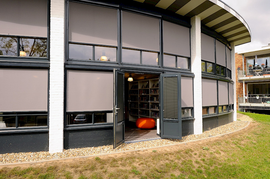 62 aluminium steellook kozijnen en windvaste screens voor dagopvang de engelbewaarder