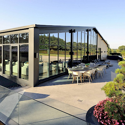 Aluminium kozijnen en vliesgevels voor renovatie van Paardenhouderij Carpe Diem in Baarlo