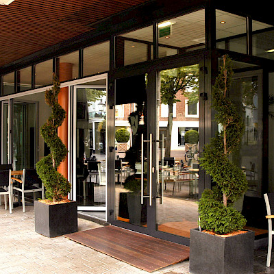 Steellook aluminium kozijnen, vouwwand en zonwering voor lunchroom Eigenwijs in Venlo