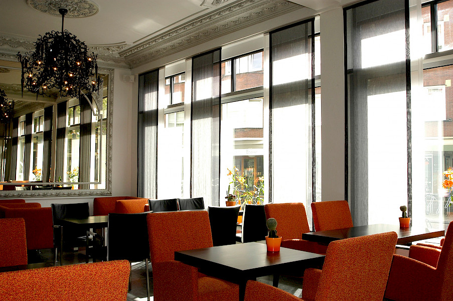 Steellook aluminium kozijnen, vouwwand en zonwering voor lunchroom Eigenwijs in Venlo