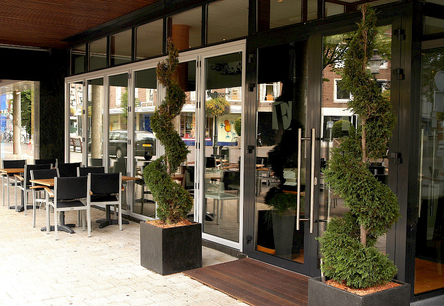 Steellook aluminium kozijnen, vouwwand en zonwering voor lunchroom Eigenwijs in Venlo