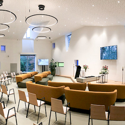 Maatwerk slanke aluminium kozijnen met gekleurd glas in trapezium model - Aerdehof Blerick/Venlo