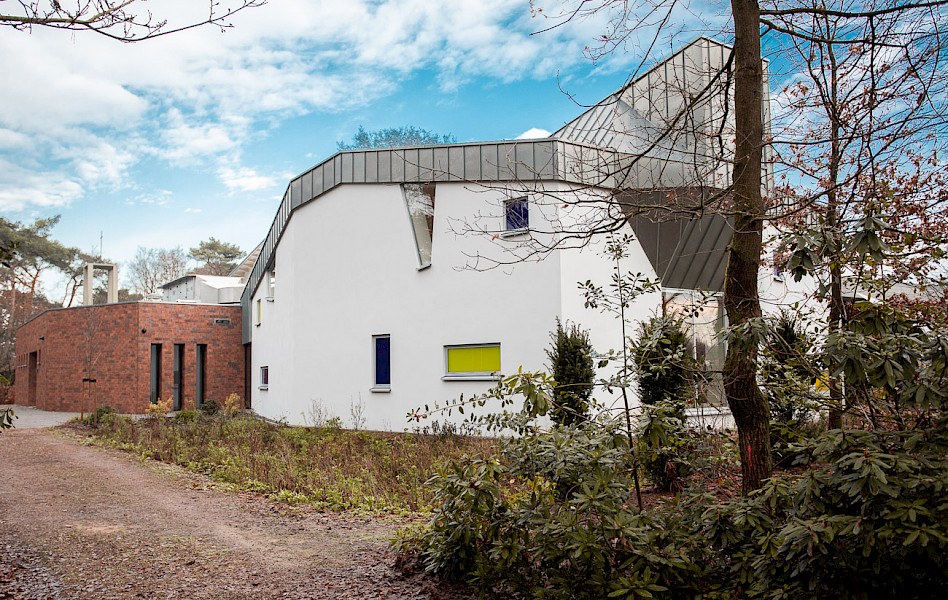 Maatwerk slanke aluminium kozijnen met gekleurd glas in trapezium model - Aerdehof Blerick/Venlo