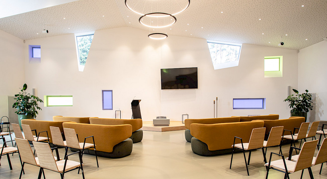 Maatwerk slanke aluminium kozijnen met gekleurd glas in trapezium model - Aerdehof Blerick/Venlo