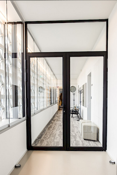 Maatwerk slanke aluminium kozijnen met gekleurd glas in trapezium model - Aerdehof Blerick/Venlo