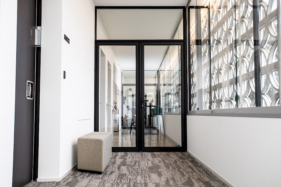 Maatwerk slanke aluminium kozijnen met gekleurd glas in trapezium model - Aerdehof Blerick/Venlo