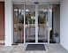 Maatwerk slanke aluminium kozijnen met gekleurd glas in trapezium model - Aerdehof Blerick/Venlo