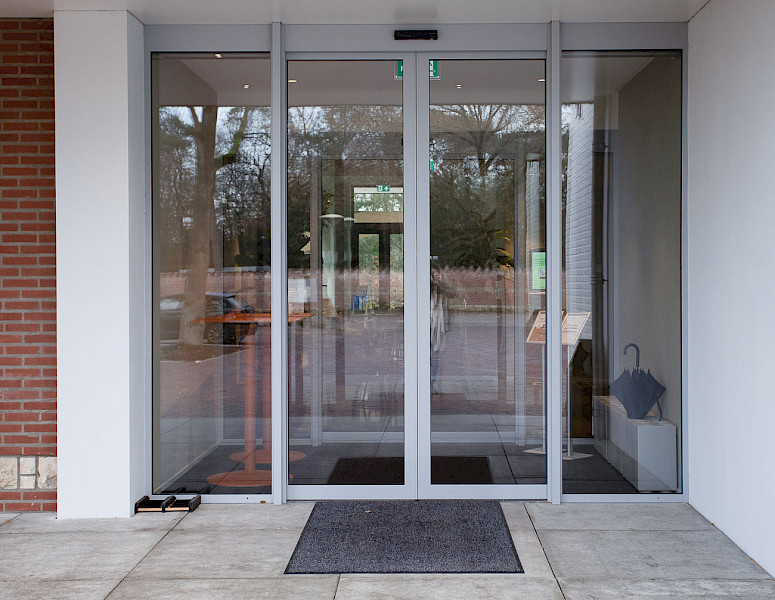 Maatwerk slanke aluminium kozijnen met gekleurd glas in trapezium model - Aerdehof Blerick/Venlo