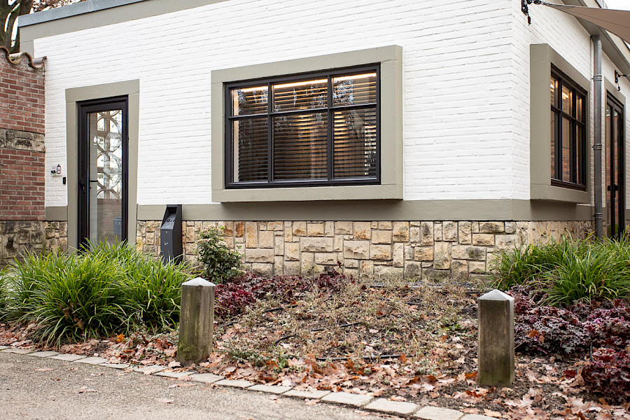 Maatwerk slanke aluminium kozijnen met gekleurd glas in trapezium model - Aerdehof Blerick/Venlo