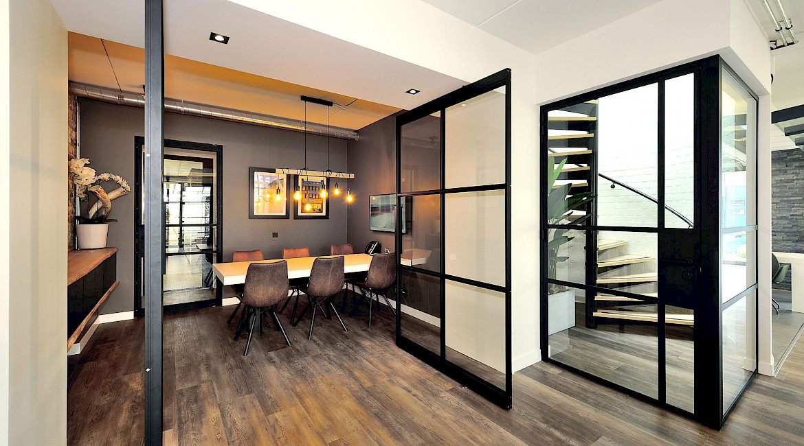 In onze showroom in Baarlo is ook steellook interior en exterior toegepast.