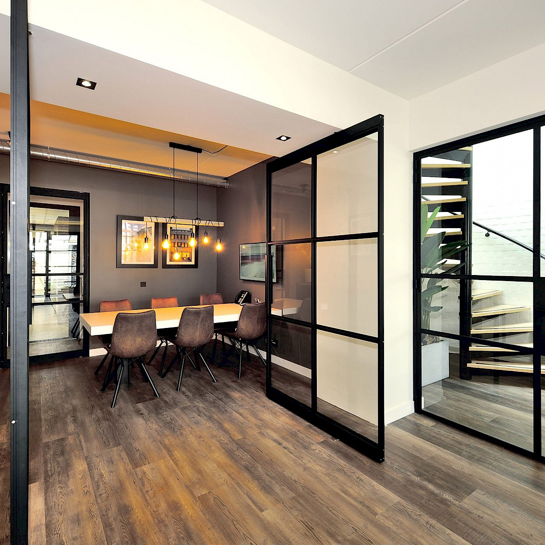 In onze showroom in Baarlo is ook steellook interior en exterior toegepast.
