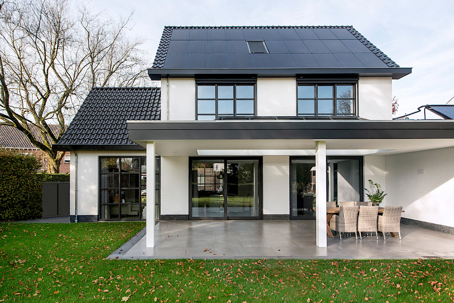 Tuinaanzicht met mooie puien industrieel