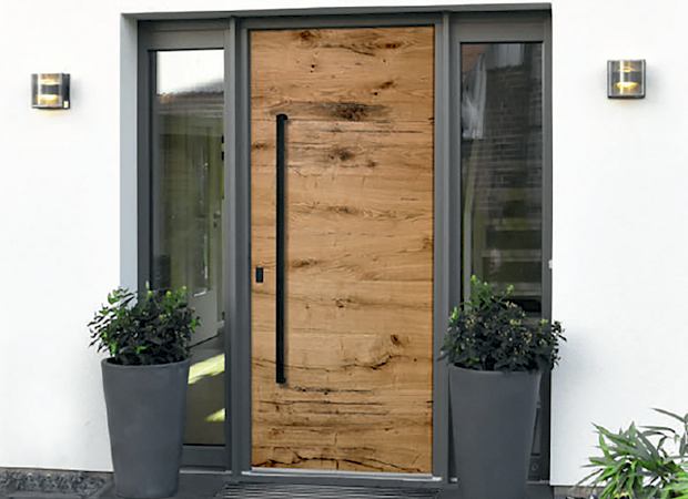 aluminium voordeur met houten paneel modern