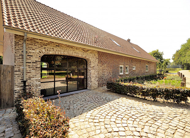 Zwarte kozijnen buiten