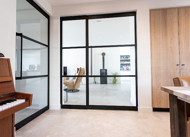 Zwarte kozijnen en deuren binnen 