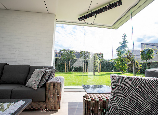 Glazen wand in overkapping