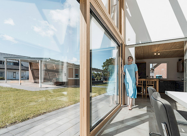 Een houten harmonicadeur