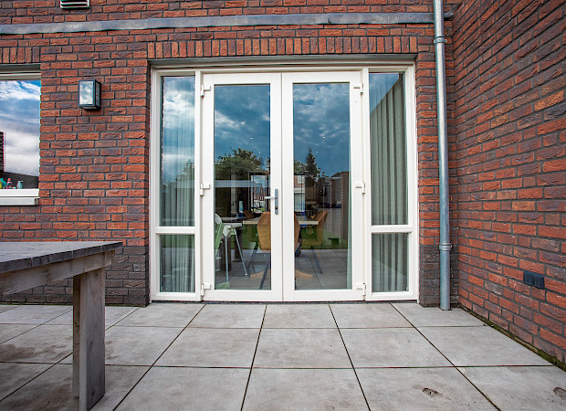 Openslaande deuren en kozijnen in aluminium of kunststof? 