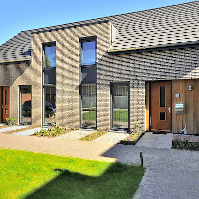 6 patiowoningen met 34 kunststof kozijnen in houtnerffolie 7016 te Helden