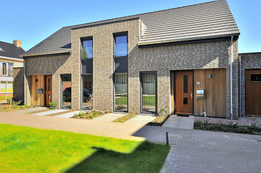 6 patiowoningen met 34 kunststof kozijnen in houtnerffolie 7016 te Helden