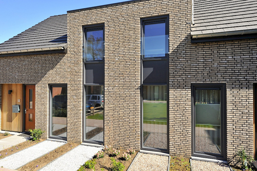 6 patiowoningen met 34 kunststof kozijnen in houtnerffolie 7016 te Helden