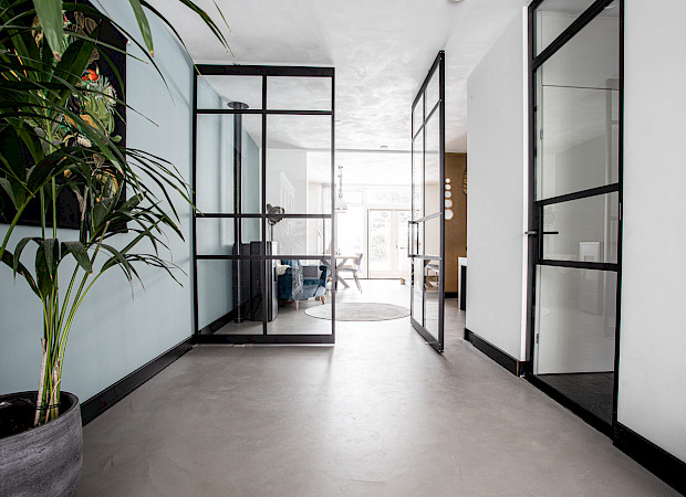 zwarte stalen taatsdeuren op maat