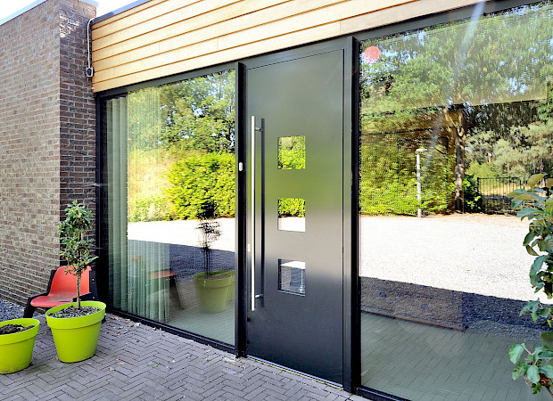 aluminium_voordeur_modern_antraciet_venlo-min