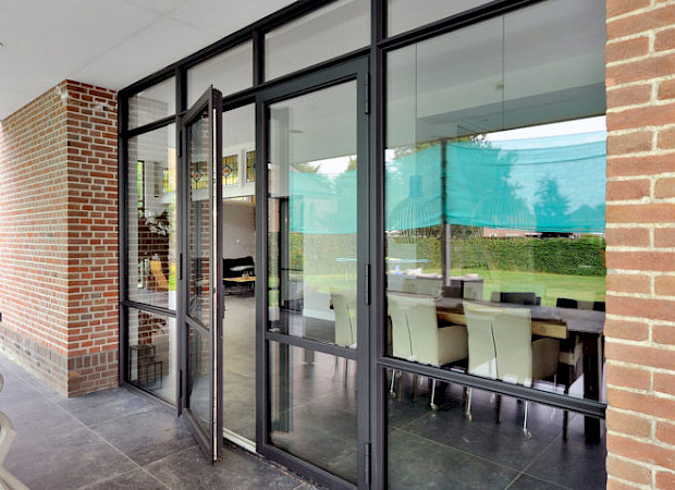 glazen-deur-met-staal-zwart