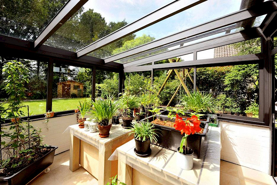 Aanbouw of uitbouw met glazen dak